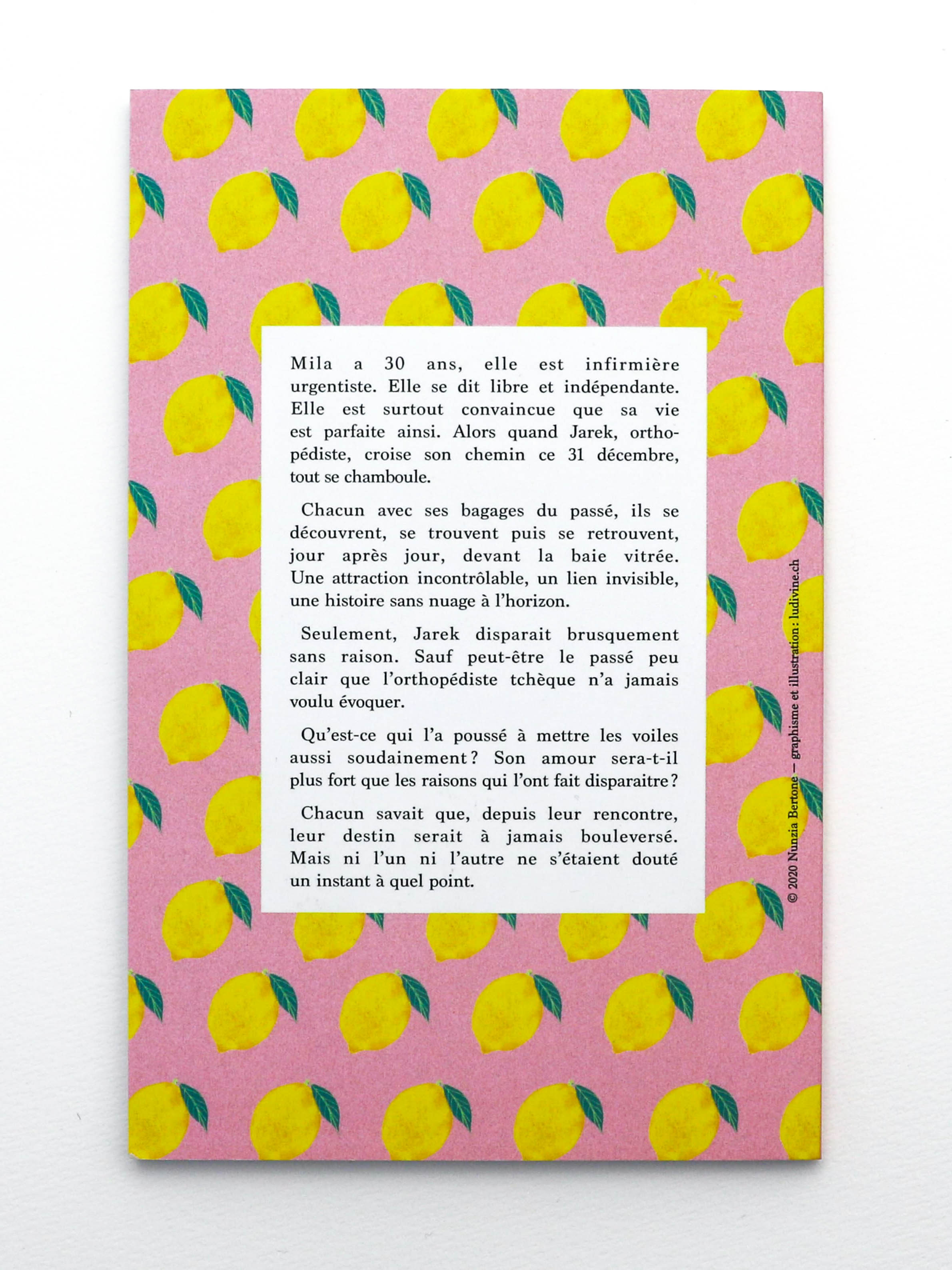 Quatrième de couverture du roman Les Montagnes de Nunzia Bertone. Le titre est en lettres capitales. Une illustration de papier peint rose avec des citrons se mêle aux lettres. cartouche avec le texte de présentation.